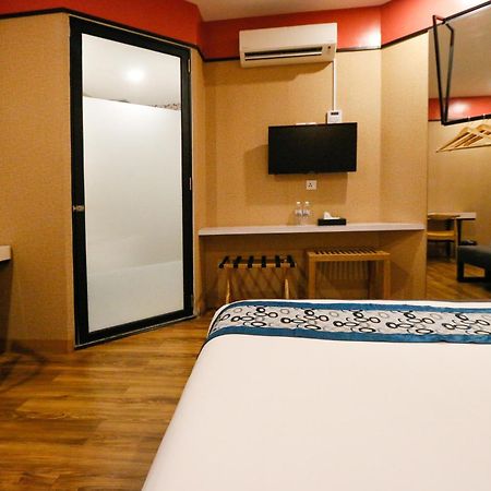 Golden Roof Hotel, Seri Iskandar Buitenkant foto