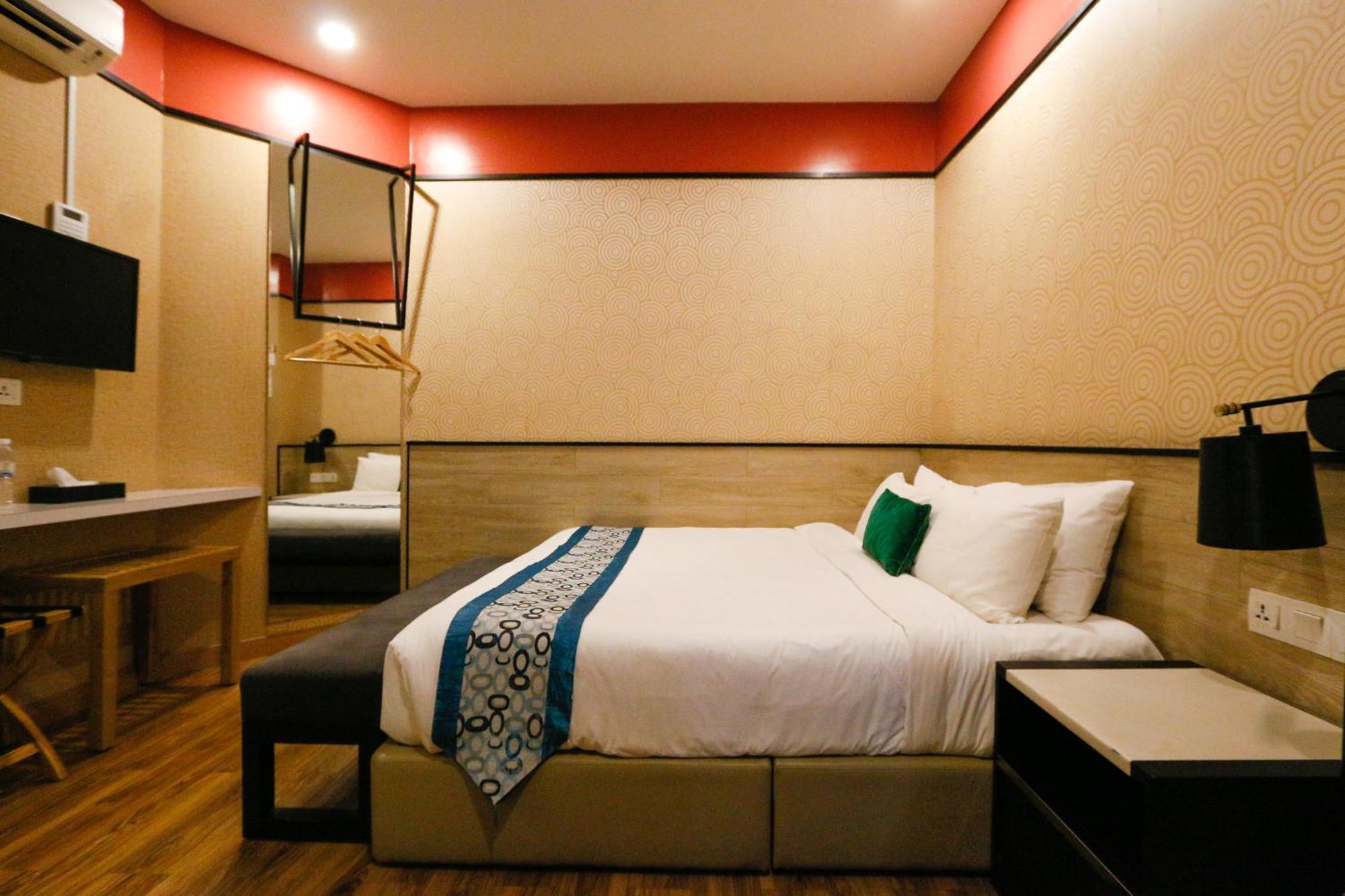 Golden Roof Hotel, Seri Iskandar Buitenkant foto