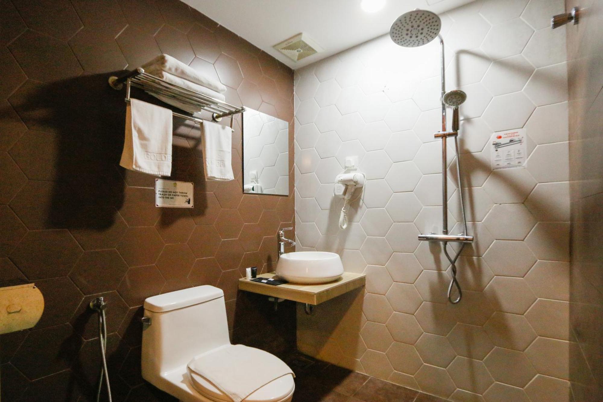 Golden Roof Hotel, Seri Iskandar Buitenkant foto