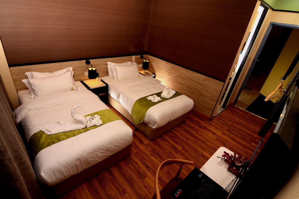 Golden Roof Hotel, Seri Iskandar Buitenkant foto